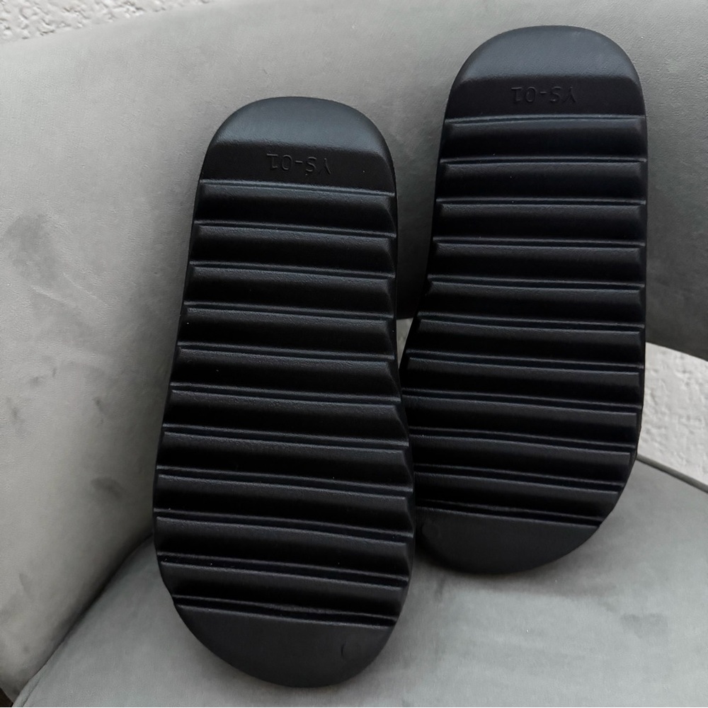 Yeezy slides ONYX 9M - Picture 2 of 5